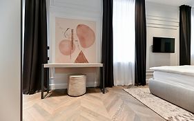 Three Pearls Deluxe Rooms & Studios